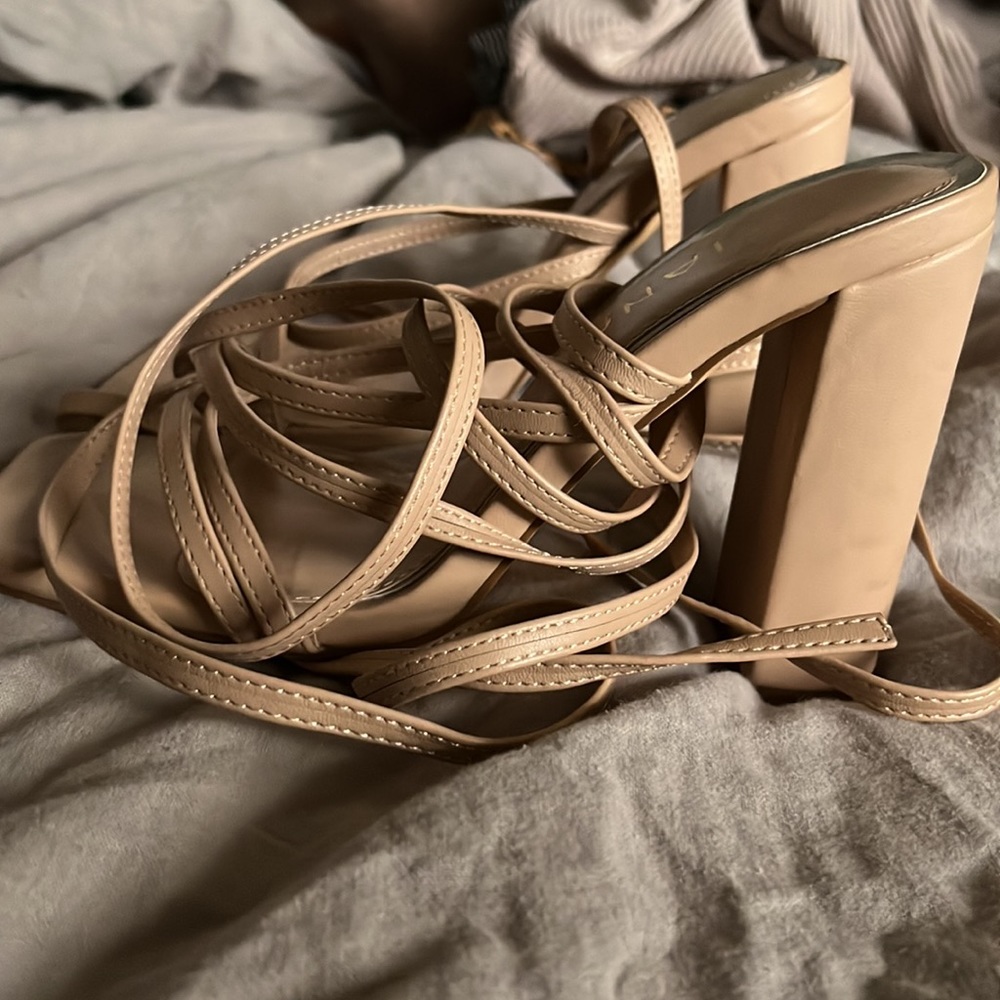 Very strapped heels - Picture 2 of 2